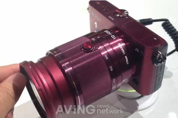 CES 2013 视频] 可换镜头式相机品牌Nikon 1的'J3′ | China AVING